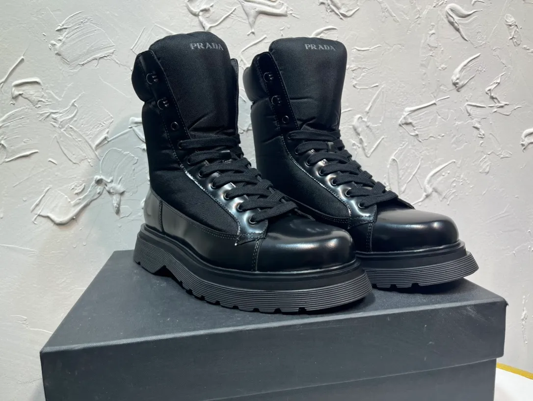 Men's shoes 💰940💰 🔥🔥🔥Upgraded version 2025 new prada Prada triangular enamel logo boots, round-toe elastic Martin boots, original one-to-one development, outsole one-to-one private molding, the fabric is made of imported open edge beads, lining cowhide, foot-pad cowhide, sole height 5cm, original rubber foam outsole, full package, code number 39-46